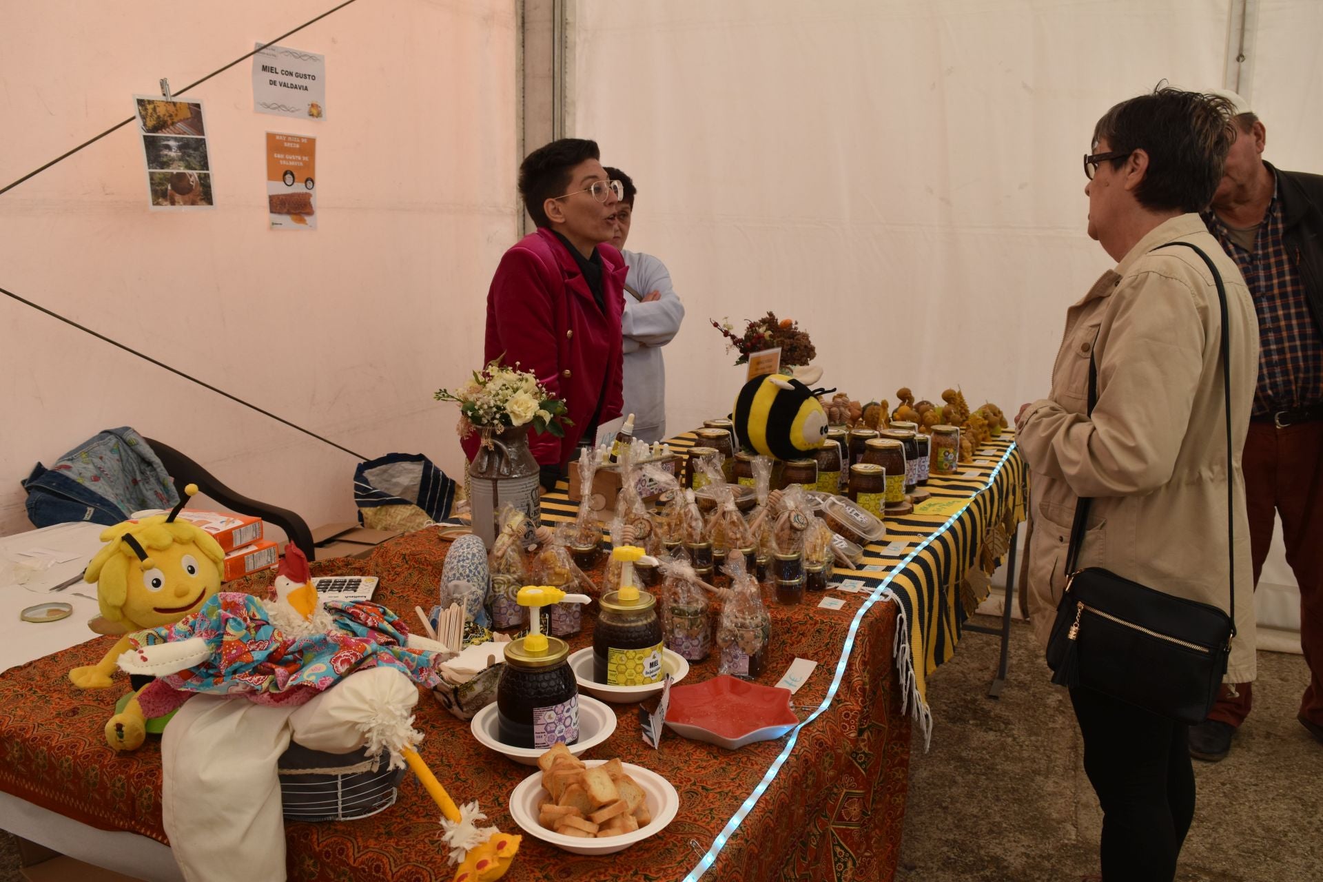 Animada Feria de la Miel de Castrejón de la Peña