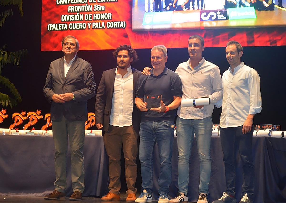 Imagen secundaria 1 - Íscar reconoce a los grandes protagonistas del año en su I Gala del Deporte