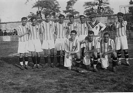 Una formación del Real Valladolid en su primera temporada, 1928-29, en la que acreditó una insaciable capacidad goleadora, especialmente en el Campeonato Regional. De pie: Pablo López, Martín, Garrote, Sierra, Pedro San Miguel, Echevarría, Arana y Evaristo San Miguel. Arrodillados: Anduiza, Sarralde y Orúe.