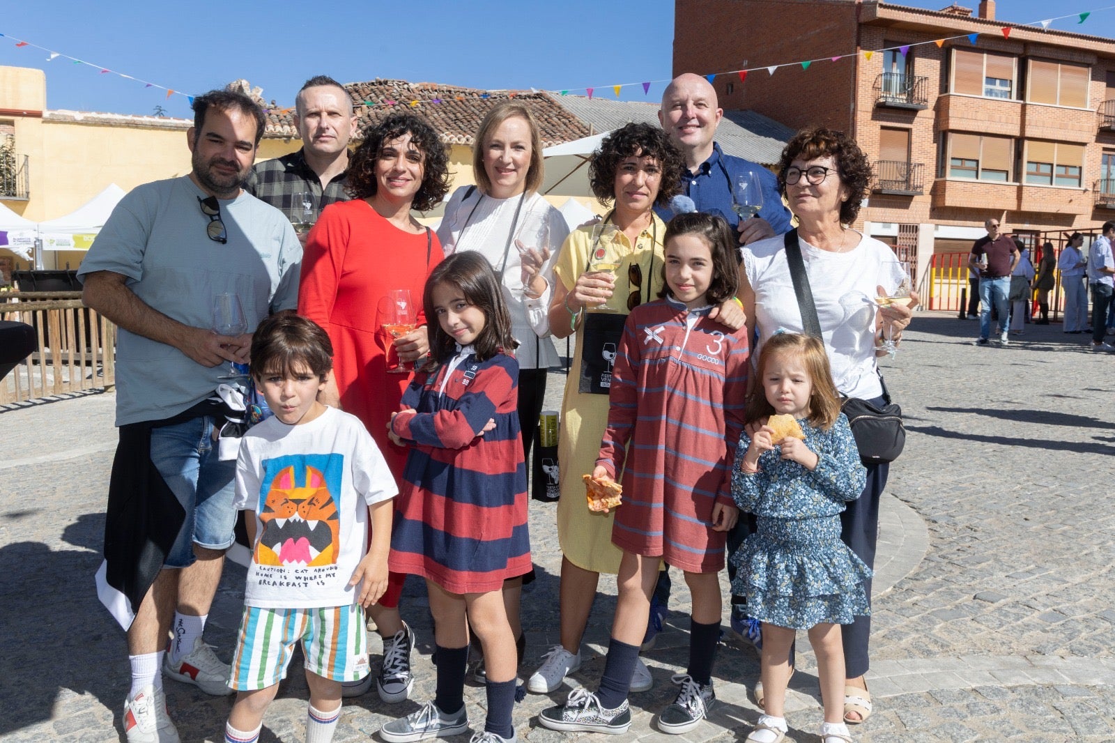 Pequeños y mayores de Rueda disfrutando en familia de la celebración. 