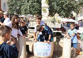 La pisada de la uva congregó a numerosos vecinos.