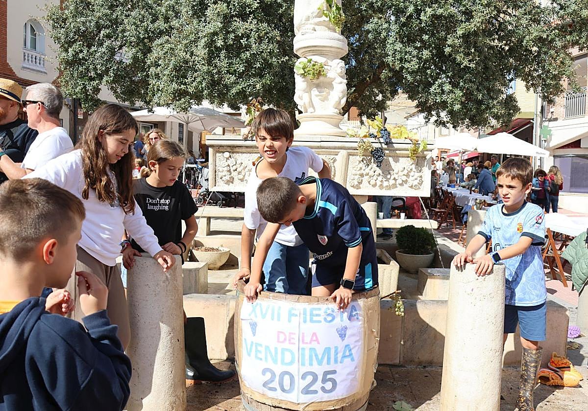 La pisada de la uva congregó a numerosos vecinos.