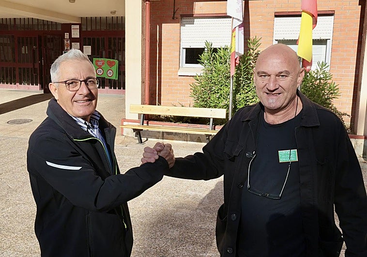 José Luis Cuadrado, conserje ya jubilado y Luismi Villamañán, nuevo conserje del colegio Teresa Íñigo de Toro