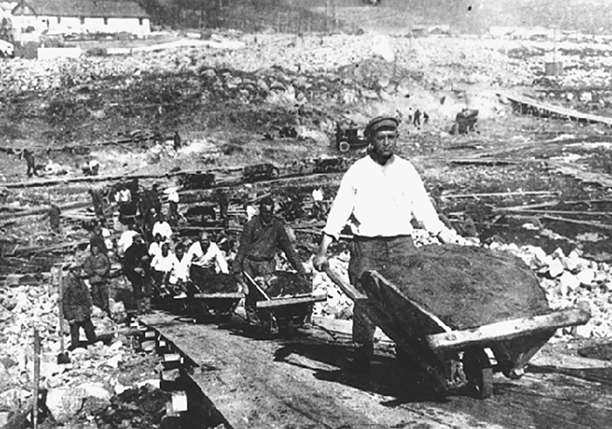 Imagen principal - Arriba, trabajadores en un gulag soviético. Abajo, Lucio Saldaña siendo recibido en su regreso a España en 1954, y el aviador republicano Julio Villanueva.