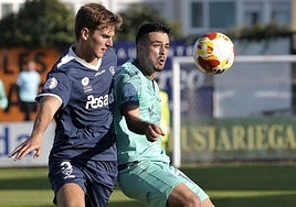 Javi Borrego pelea por un balón durante el partido en Luanco.