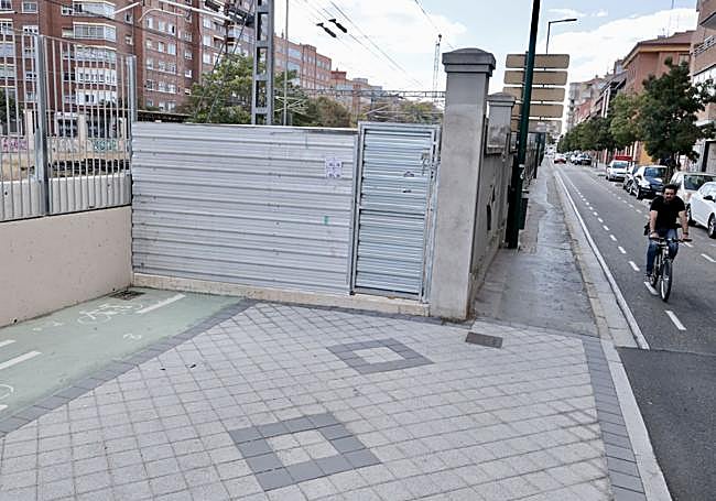 Carril bici cortado por el viejo muro de cemento y la acera de brea, junto a Padre Claret.