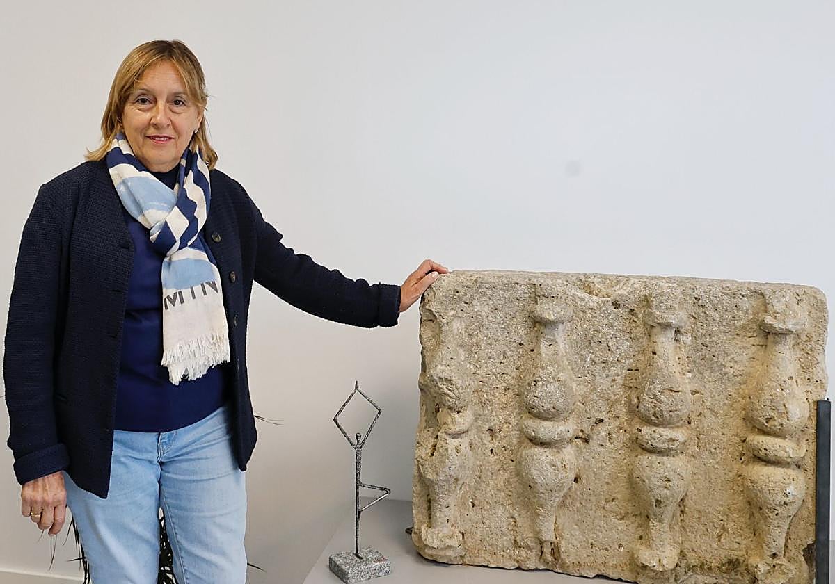 Rosa Andrés, presidenta de la AECC, junto a parte de la balaustrada de la herencia de la palentina Teófila Caderot en favor de la asociación.