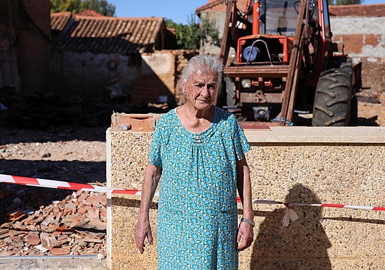 Estefanía Martínez posa delante de su casa derruida.