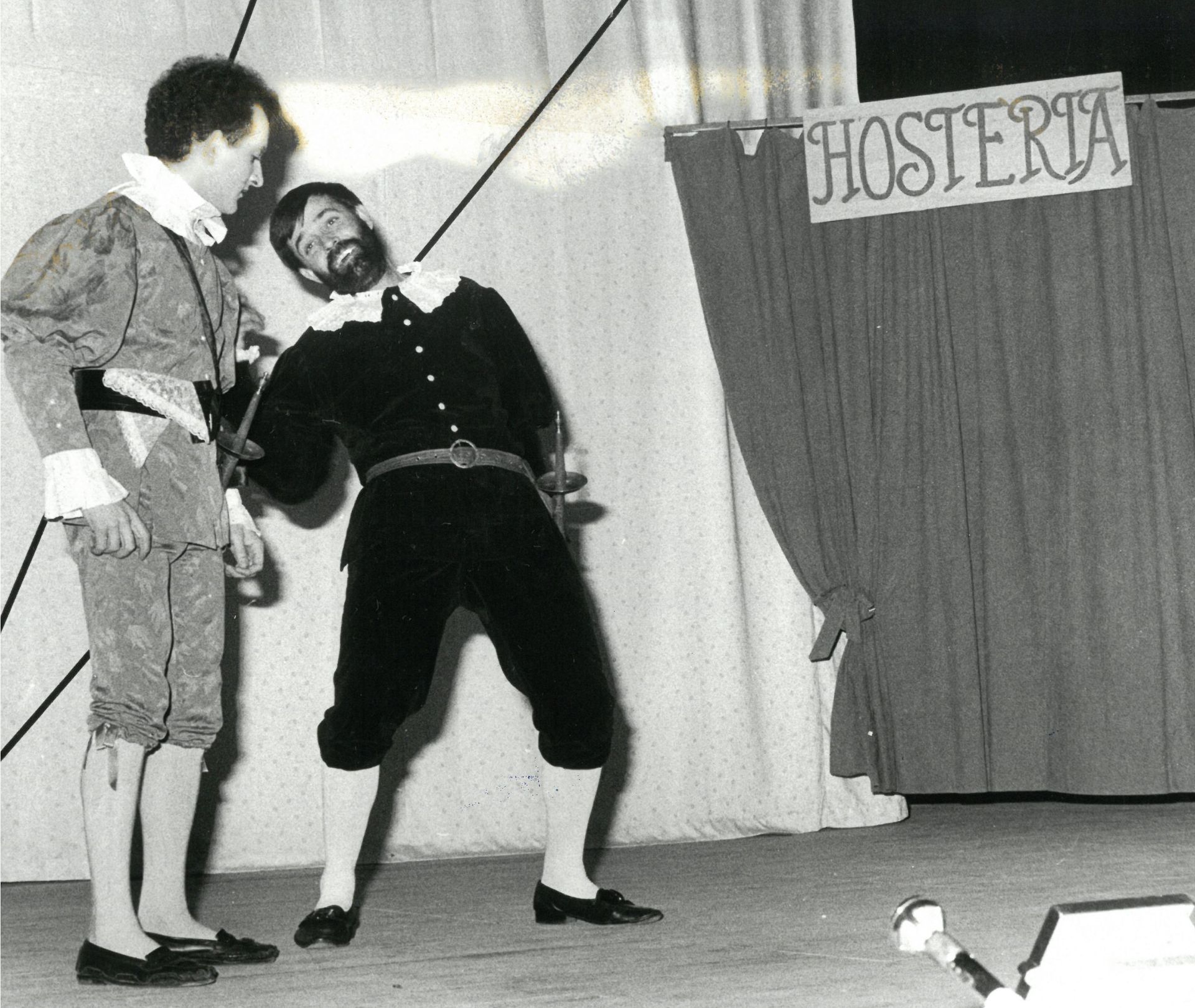 Dos actores del Grupo Pedregal durante una actuación en enero de 1991.