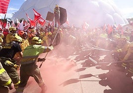 Bomberos forestales en la Cúpula del Milerio, durante la última movilización convocada en Valladolid el pasado mes de septiembre.