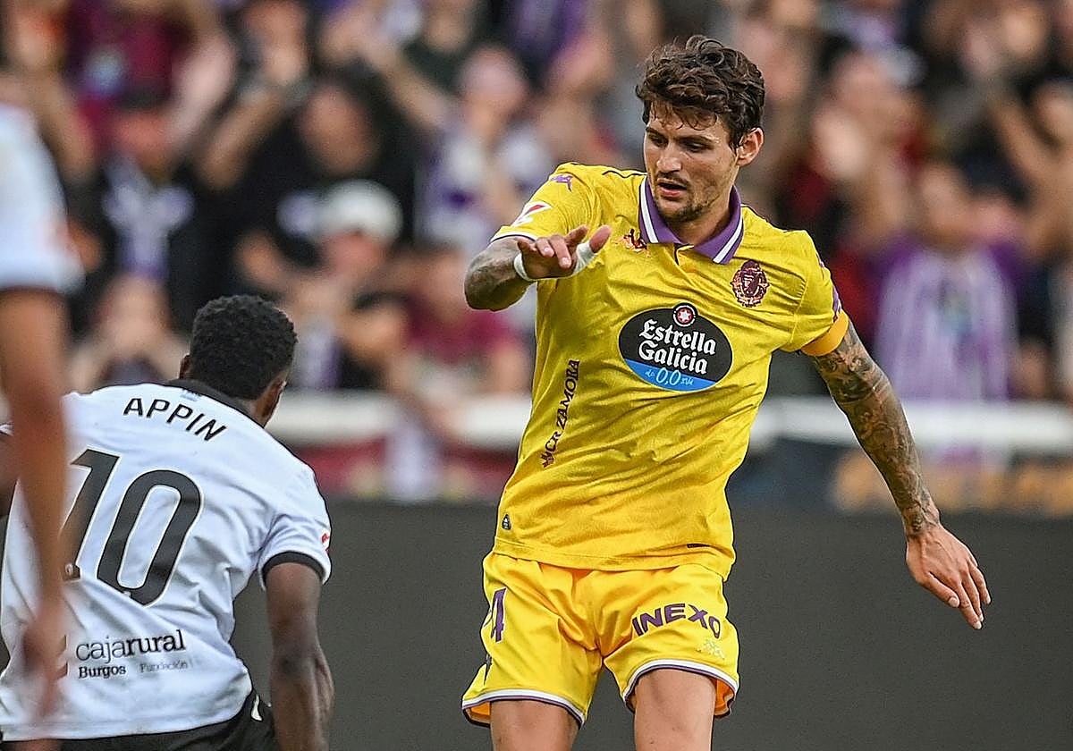 Juric, que regresaba al once, presiona a Appin.