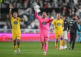 Marcos André y Guilherme celebran la victoria tras el partido.
