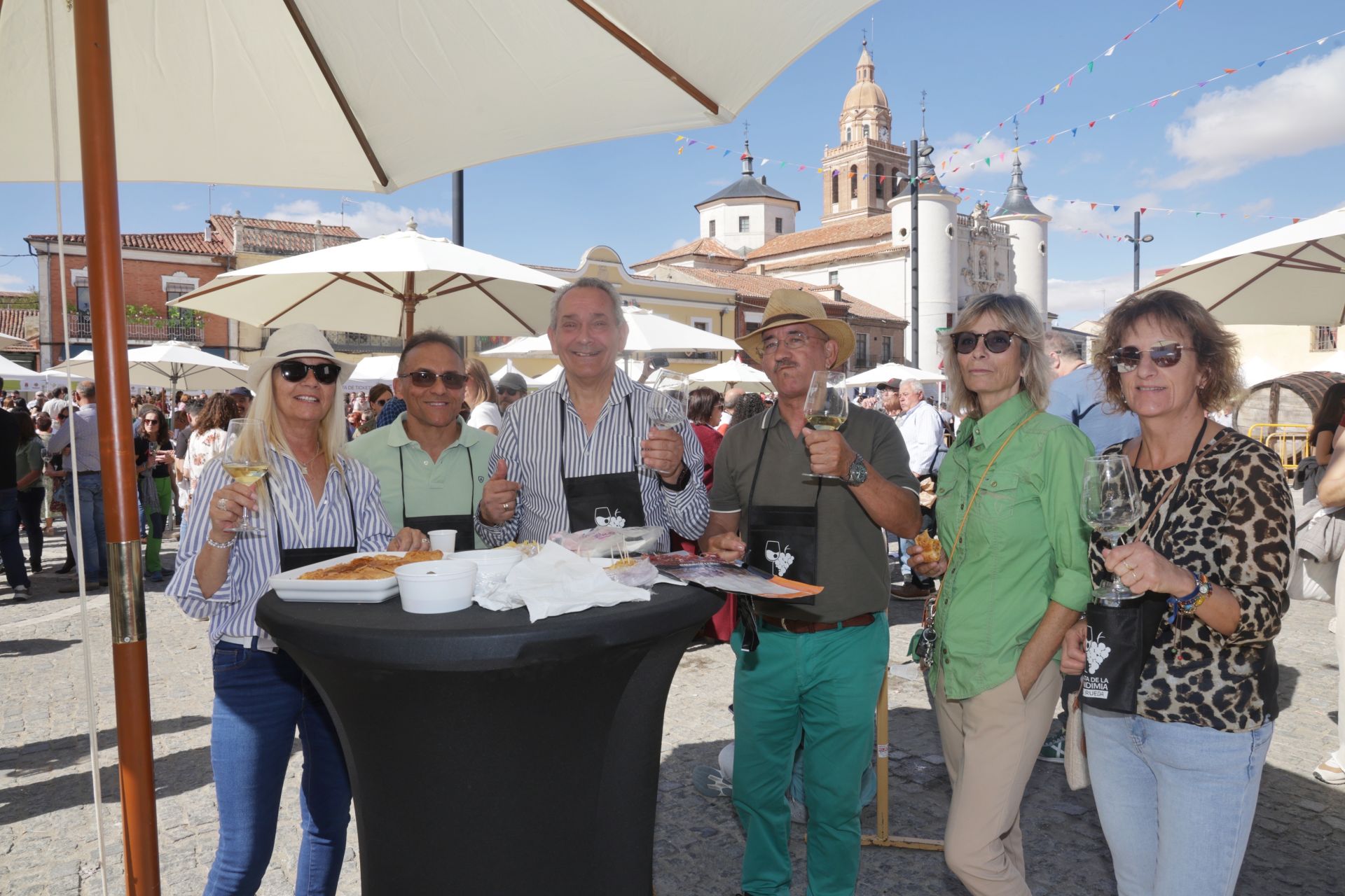 Un grupo de vecinos de Pollos, localidad que también forma parte de la D.O. Rueda.