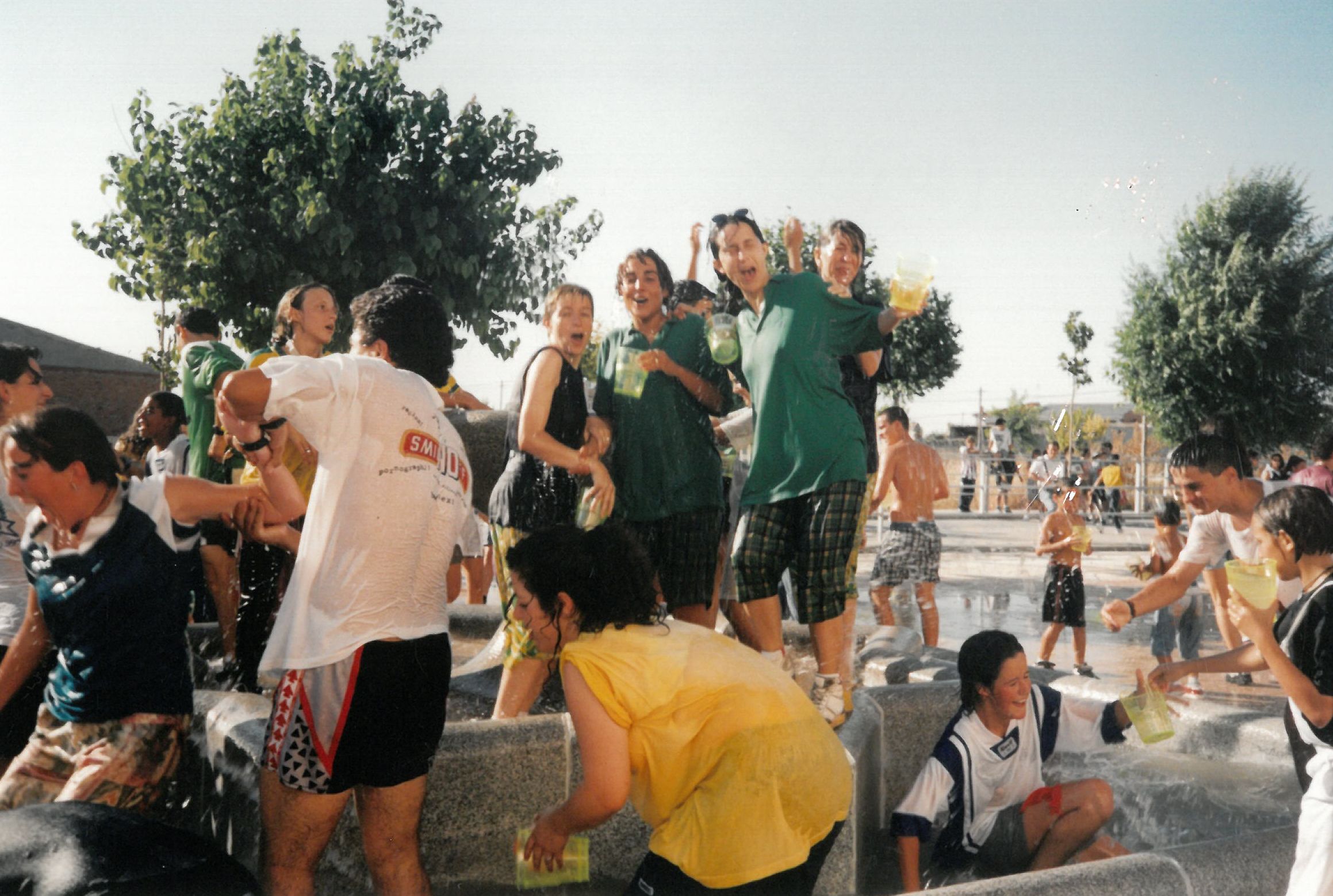 Los jóvenes se divierten arrojándose agua en las fiestas de la localidad.