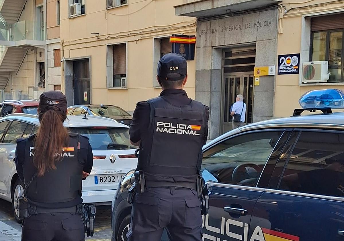 Agentes de la Policía Nacional, frente a la jefatura superior de Valladolid, en una imagen de archivo.