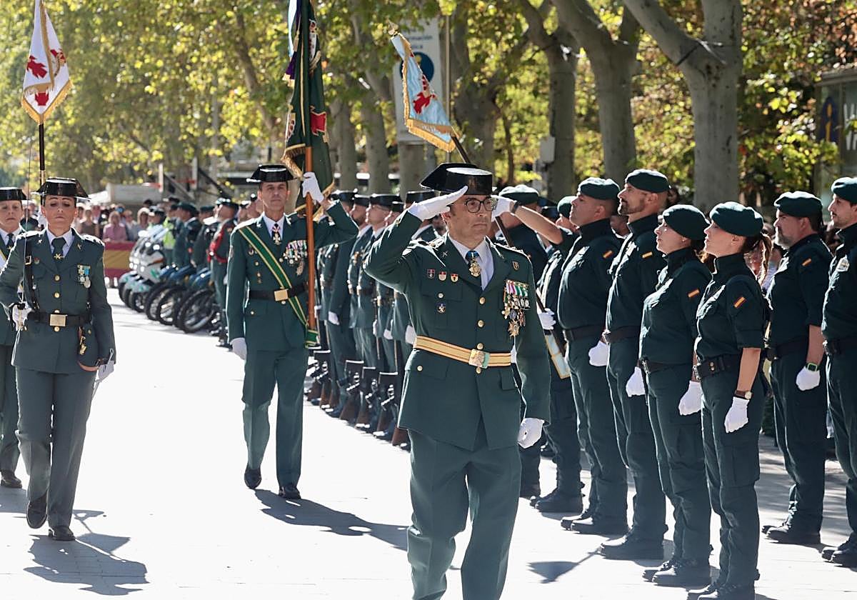 El coronel de la Guardia Civil, Andrés Velarde, pasa revista en la Acera de Recoletos durante los actos del Día de la Hispanidad.