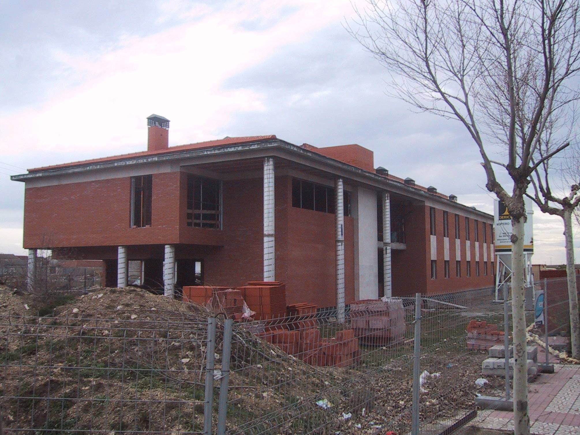 Obras de construcción de la residencia de ancianos de Campaspero. 2 de febrero de 2003.