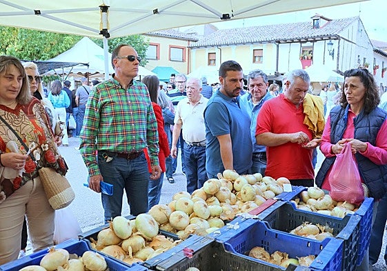 Venta de productos de la huerta en la feria de la cebolla de Palenzuela.
