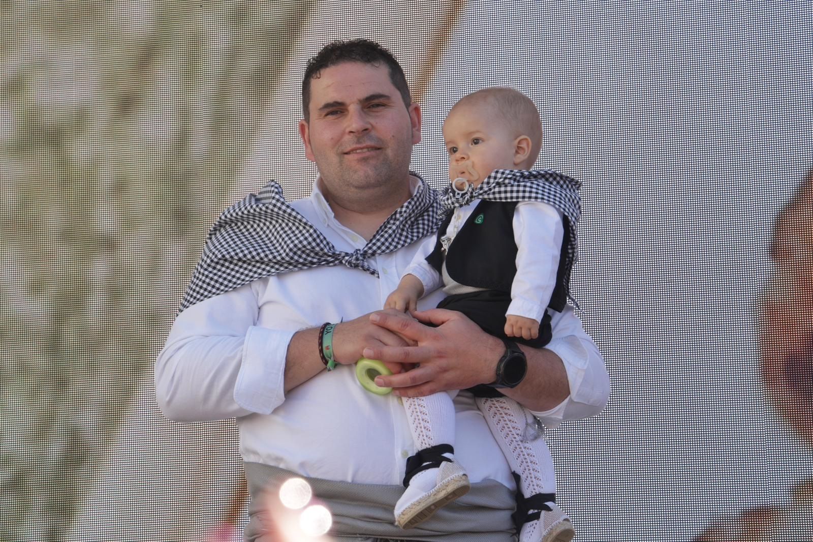 El pequeño Mateo junt oa su tío Enrique.