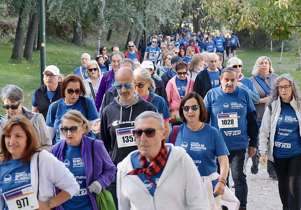 Los participantes en la marcha del Banco de Alimentos durante el recorrido.