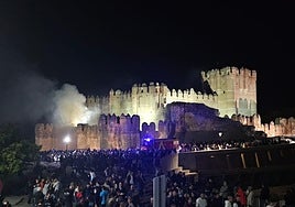 Una espesa humareda sale del foso del castillo.