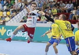 Brais González se dispone a disparar a puerta ante la oposición de la defensa manchega.