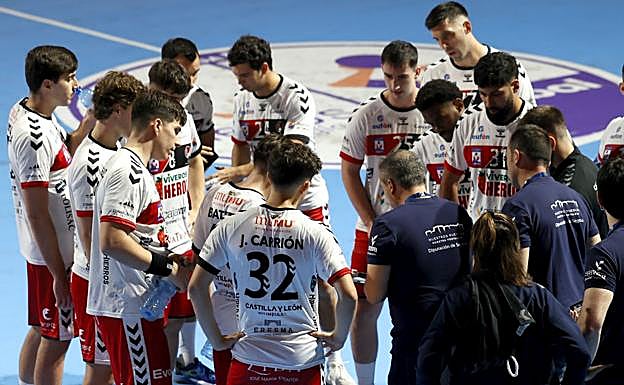 Los naveros escuchan a su entrenador en un tiempo muerto.