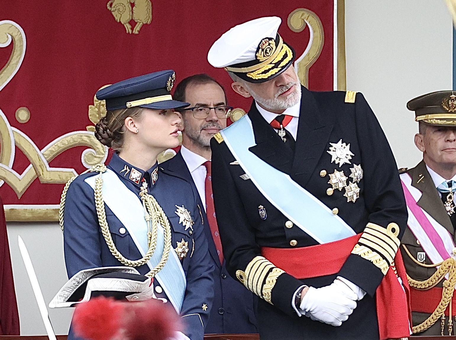 Las imágenes de Mañueco en el desfile de las fuerzas armadas del 12 de octubre