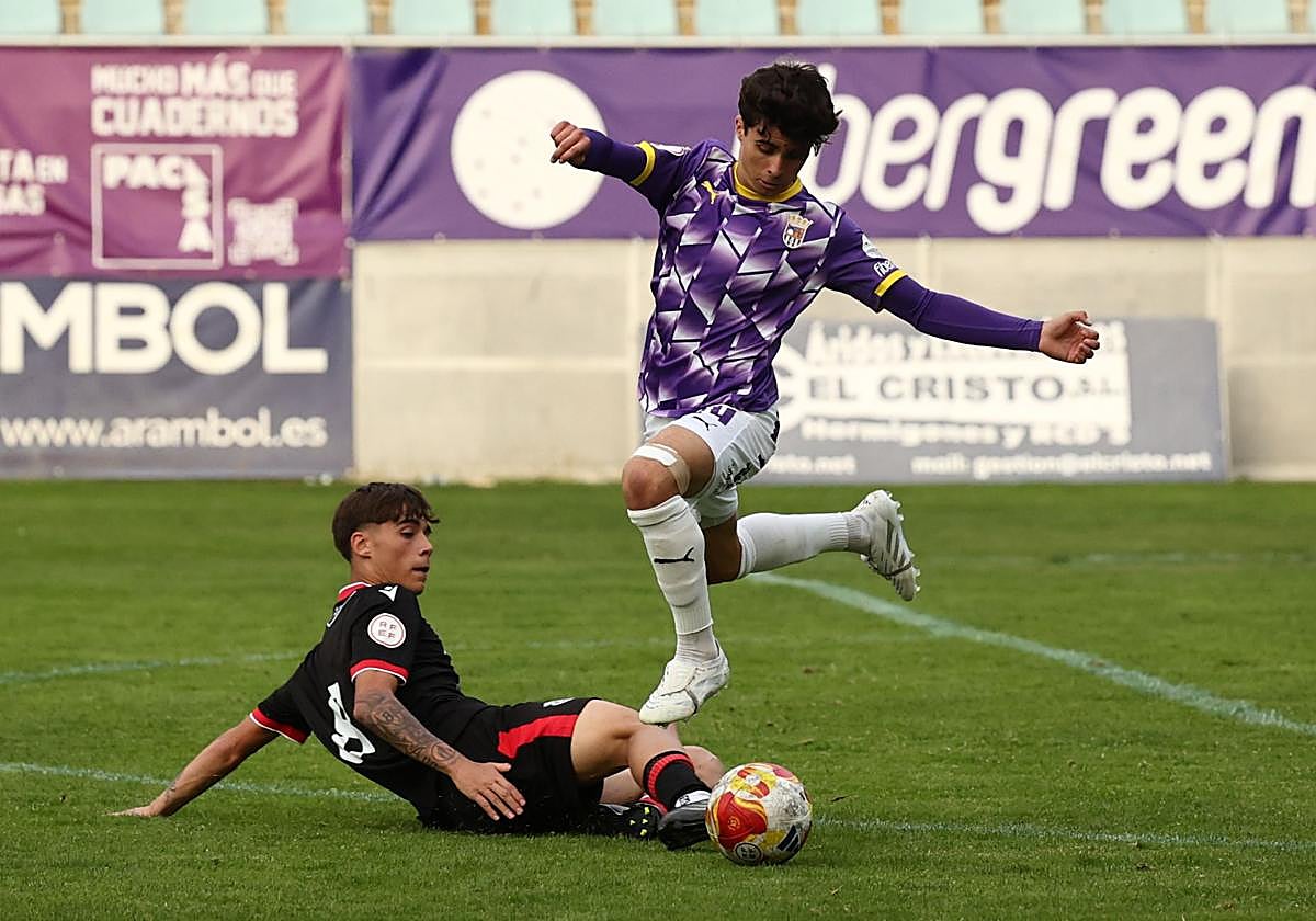 Ferreras salta por encima de un contrario.