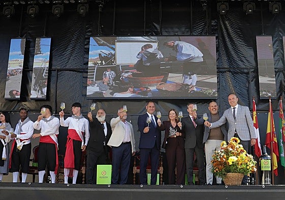Brindis de Javier Pérez Andrés, pregonero; Ignacio Martín Obregón, presidente de la bodega Cuatro Rayas; José Ignacio Pérez, alcalde deRueda; Marta S. Martínez Bujanda, presidenta de la Ruta del Vino de Rueda; Carlos Yllera, presidente de la D. O. Rueda; Carlos Mangas, alcalde de Alaejos y Víctor Alonso, vicepresidente de la Diputación de Valladolid.