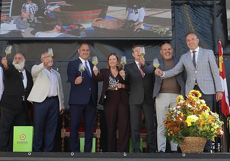 Brindis de Javier Pérez Andrés, pregonero; Ignacio Martín Obregón, presidente de la bodega Cuatro Rayas; José Ignacio Pérez, alcalde deRueda; Marta S. Martínez Bujanda, presidenta de la Ruta del Vino de Rueda; Carlos Yllera, presidente de la D. O. Rueda; Carlos Mangas, alcalde de Alaejos y Víctor Alonso, vicepresidente de la Diputación de Valladolid.
