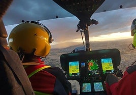 El helicóptero, durante el rescate.