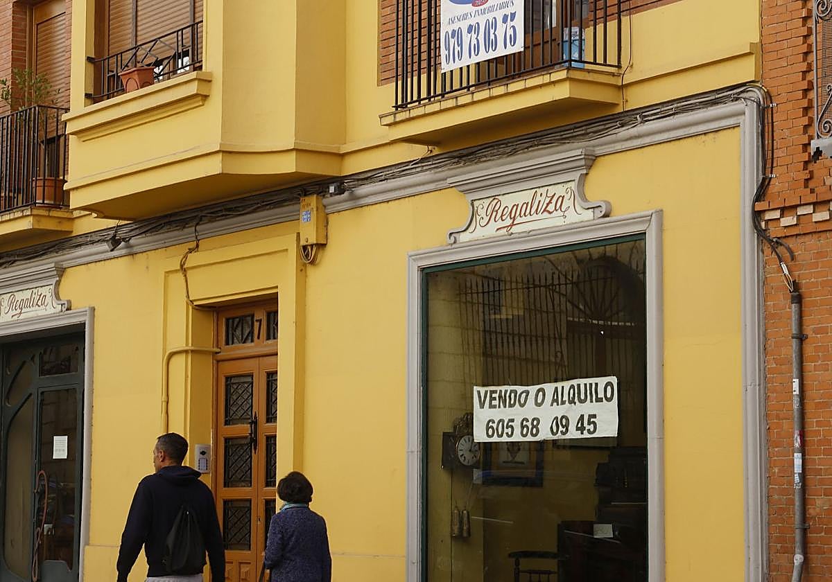 Local y piso con anuncios en un edificio de Cardenal Almaraz.