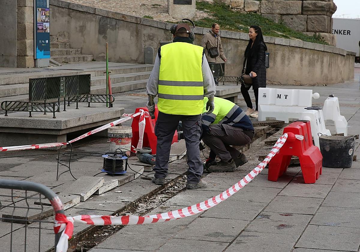 Operarios de una brigada de reparación rápida realizan una reparación en la plaza del Azoguejo de Segovia.