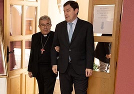 El presidente de la Junta de Castilla y León, Alfonso Fernández Mañueco, junto al arzobispo de Valladolid, Luis Javier Argüello, en una imagen de archivo.