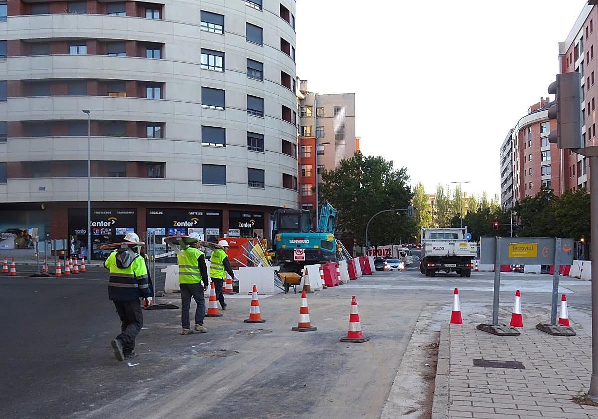 Operarios mueven señales en el último corte de la red de calor la confluencia de Ciudad de la Habana con Manuel Azaña y José Garrote Tebar.