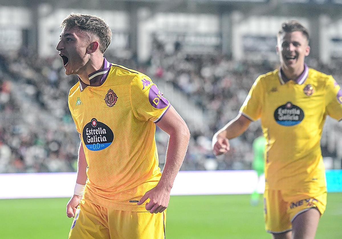 Chuki celebra el gol que marcó ante el Burgos CF y que dio la victoria al Real Valladolid en El Plantío.
