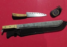 Armas blancas intervenidas en la calle Doctor Cazalla este lunes.