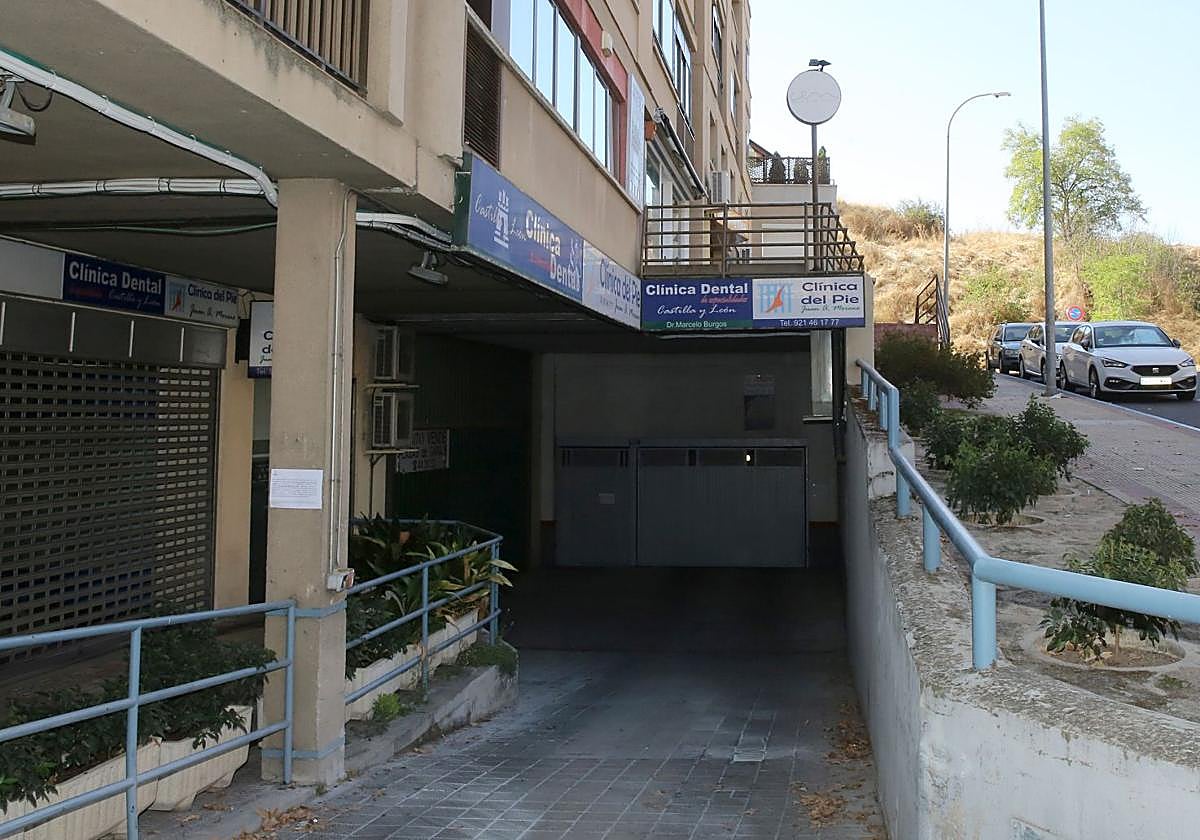 Entrada al garaje de la calle Los Almendros donde están los trasteros.