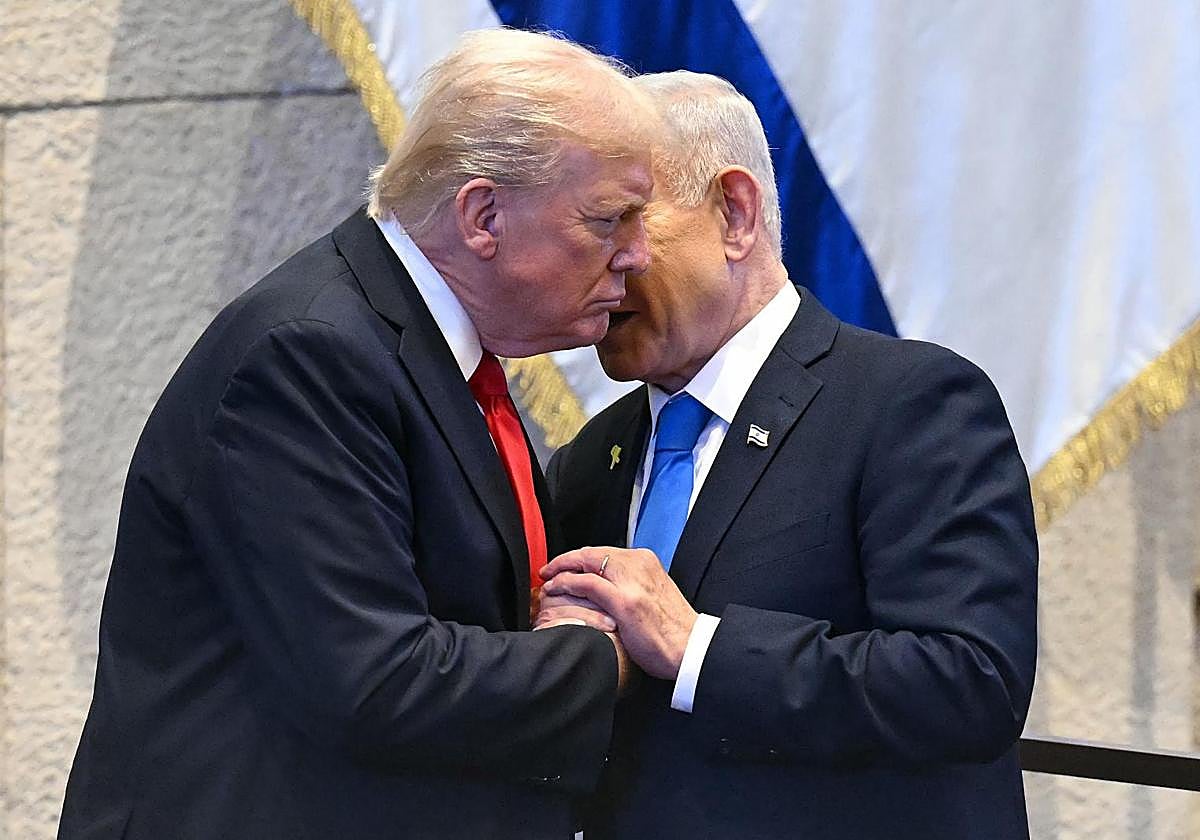 Benjamin Netanyahu charla con Donald Trump ayer en el Parlamento de Israel.