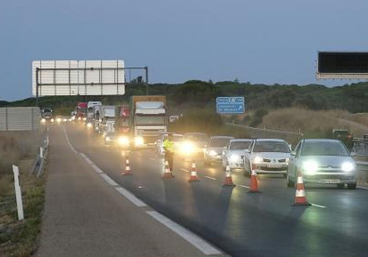Tramo de la A-62 a la altura de El Montico, con una retención que no es la actual sino otra de hace unos años.