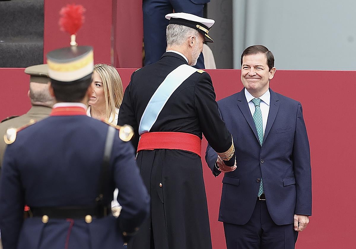 Fernández Mañueco saluda al Rey Felipe VI.