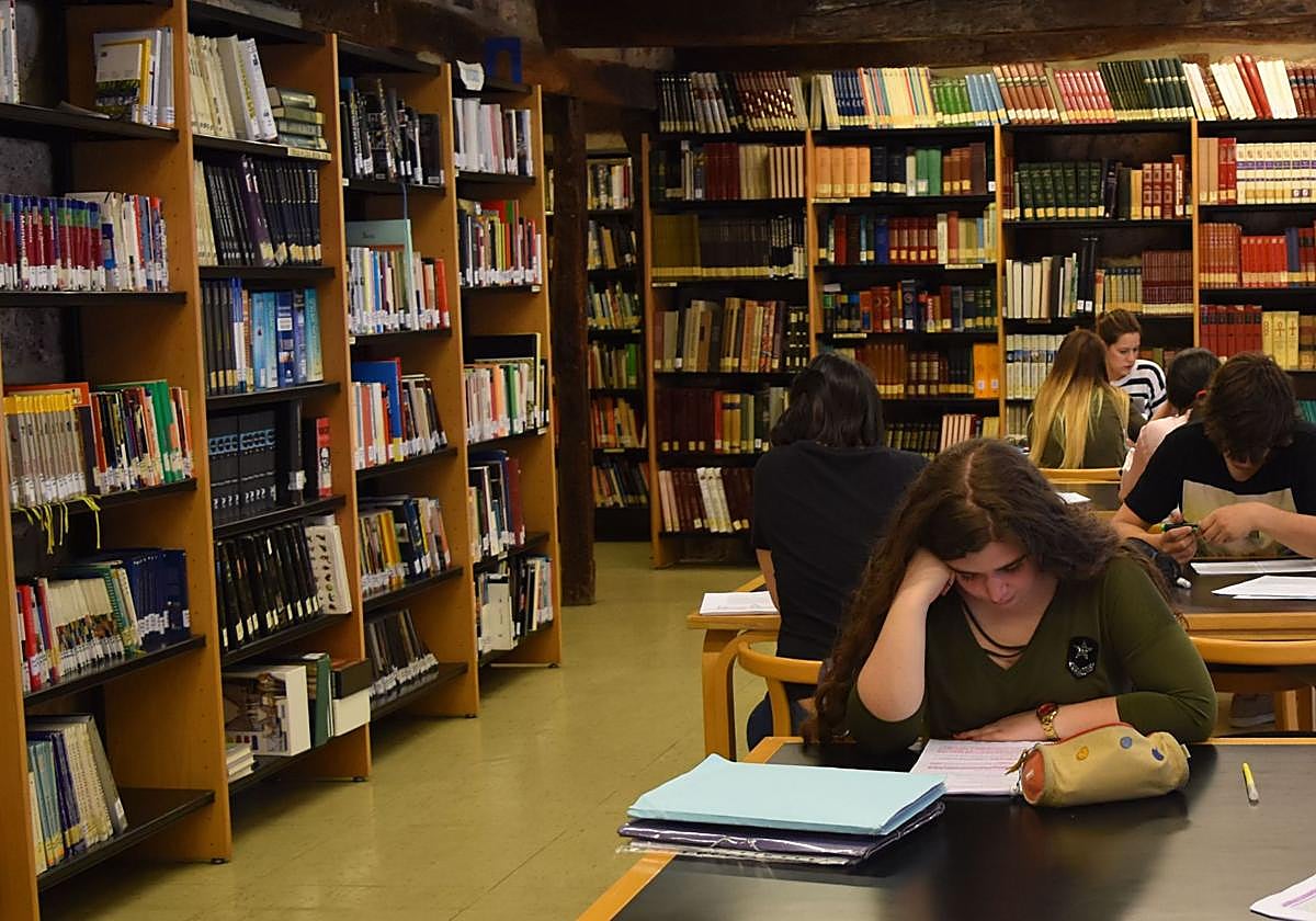 Varios jóvenes, en la sala de estudio y lectura de la biblioteca de Aguilar.