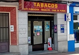 Estanco situado en el avenida de la Constitución, este lunes festivo cerrado, que ha vendido el primer premio de la Lotería Nacional.