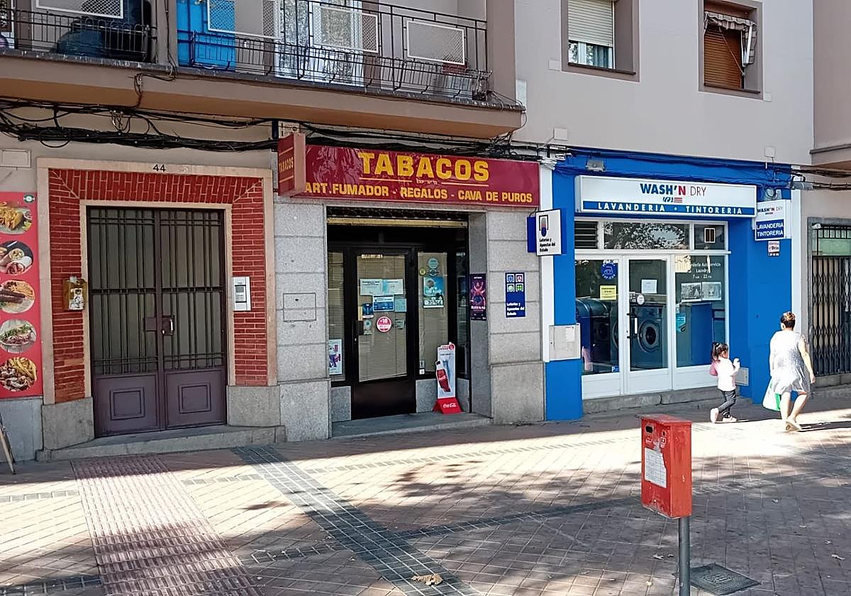 Estanco situado en el avenida de la Constitución, este lunes festivo cerrado, que ha vendido el primer premio de la Lotería Nacional.