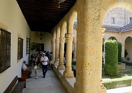 Visitantes en el claustro del monasterio del Parral.