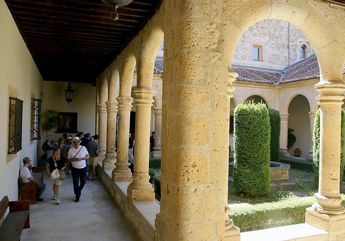 Visitantes en el claustro del monasterio del Parral.