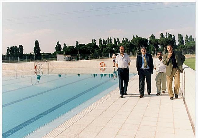 Inauguración de la piscina de Puente Duero con el entonces Alcalde de Valladolid, León de la Riva, en 1997.