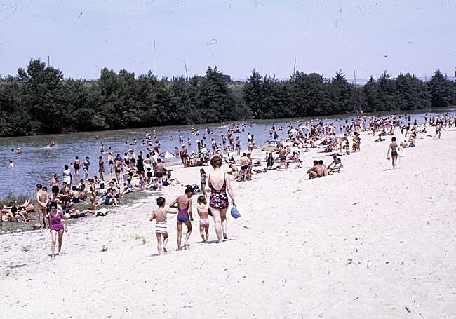 Playa de Puente Duero repleta de bañistas en la década de los 70.