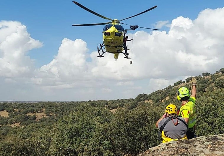 Un momento del rescate a la mujer herida en Valdeprados.